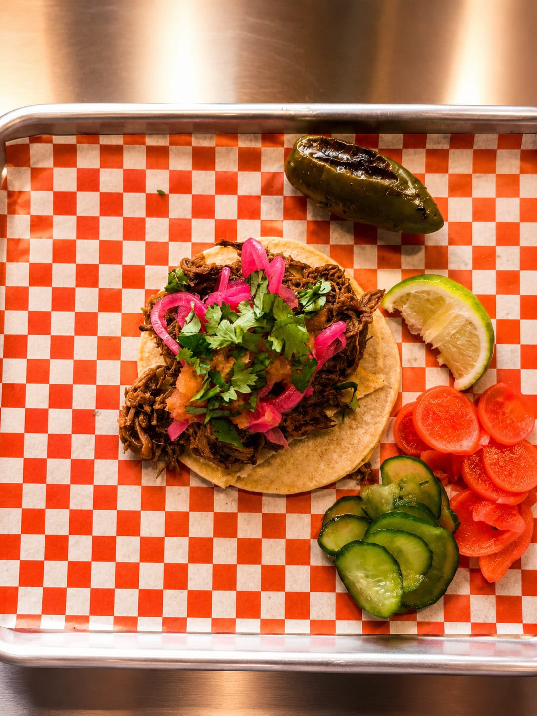 Birria-Taco mit eingelegten Zwiebeln und Limette