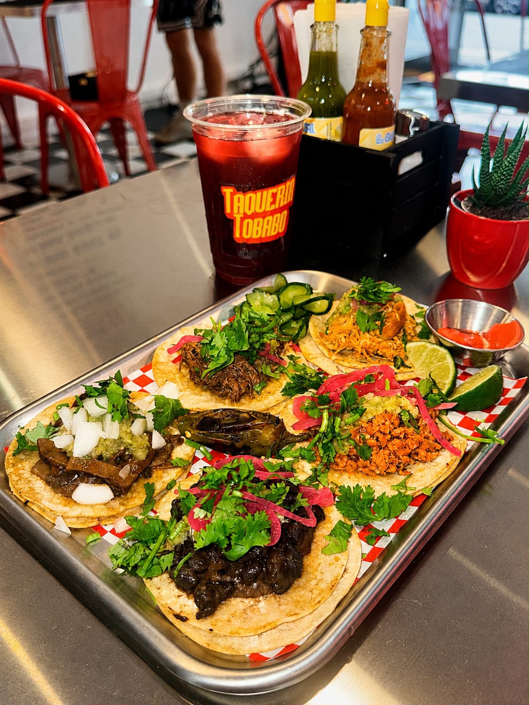 Frische Tacos und ein Getränk von Taqueria Tobabo